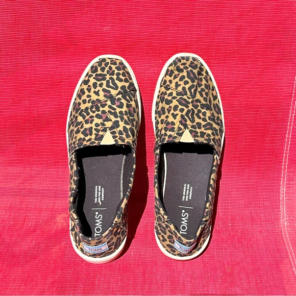 Tom’s Size 8 1/2 Animal Print Classic Slip On worn once - Picture 1 of 5